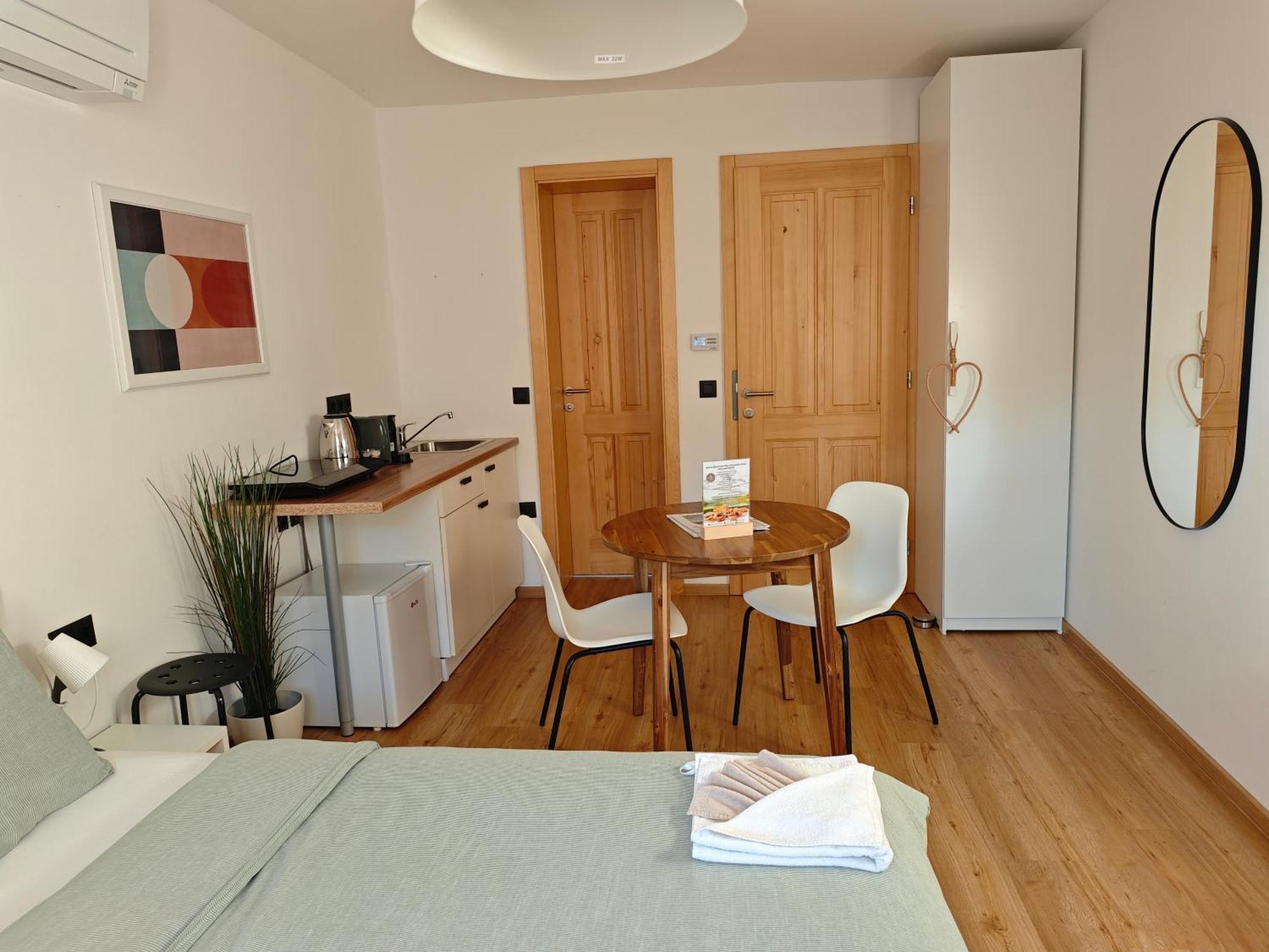Corner House Apartments Near Lake Bled 라도블리차 외부 사진